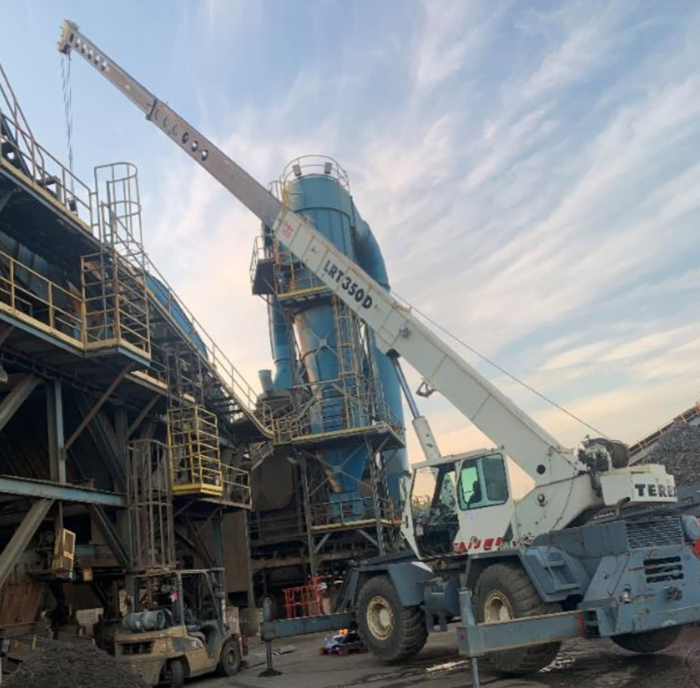 Grue sur un site industriel