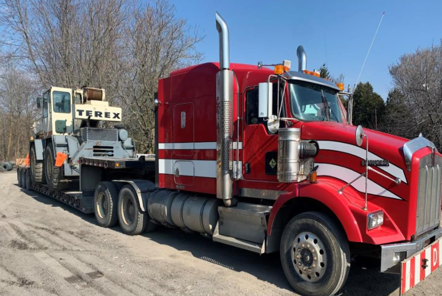 Camion tracteur Kenworth transportant une grue