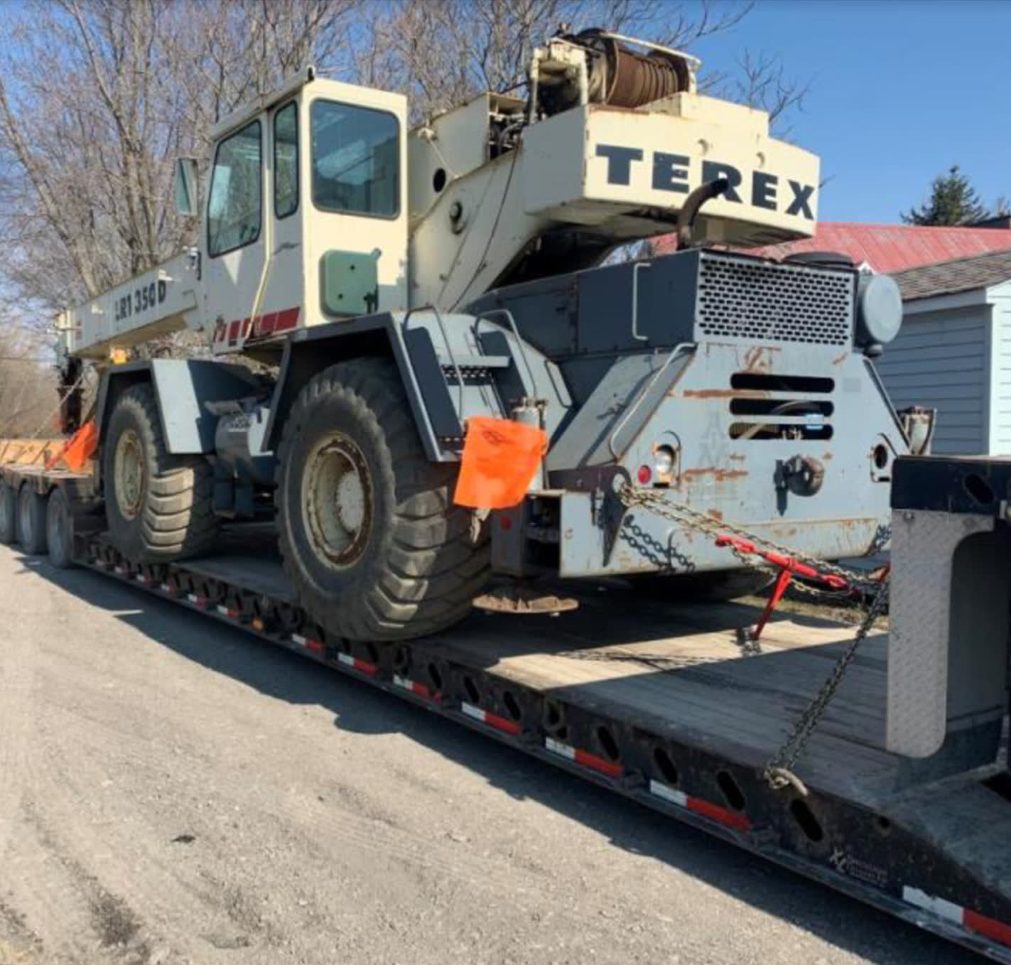 Grue chargée sur une remorque